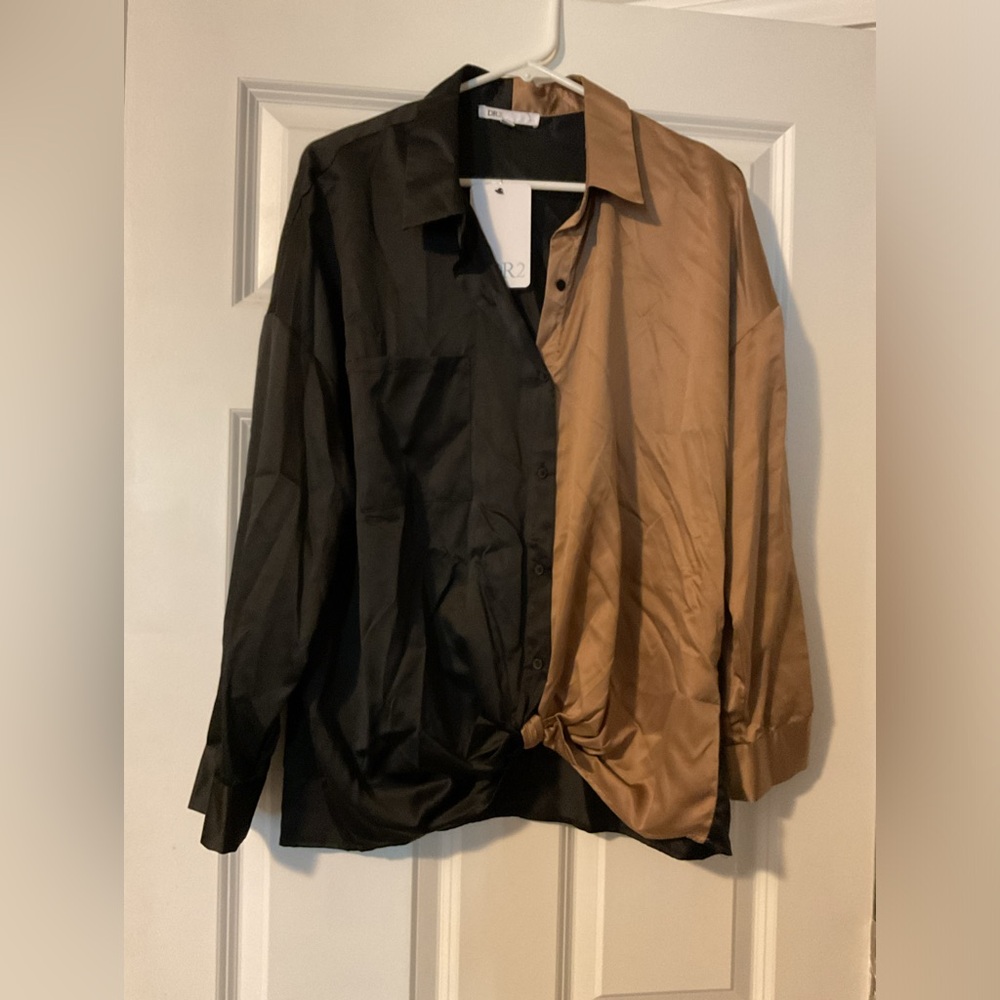 NWT Women’s DR2 Black and Tan Button-Up Shirt - L